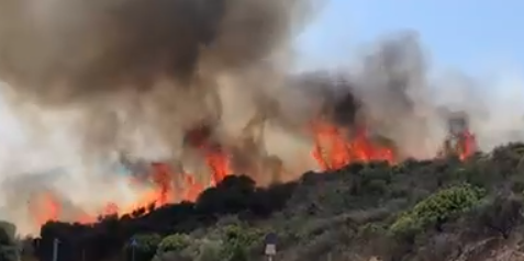 Lingue di fuoco devastano la vegetazione nel paradiso Turredda – VIDEO