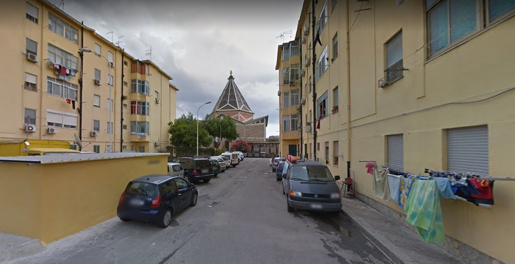 Cagliari, sfonda la porta e occupa la casa popolare durante il funerale: 46enne nei guai