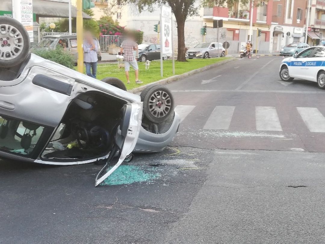 Cagliari, “brucia” il rosso e colpisce un’auto che si ribalta: due feriti nel Largo Gennari