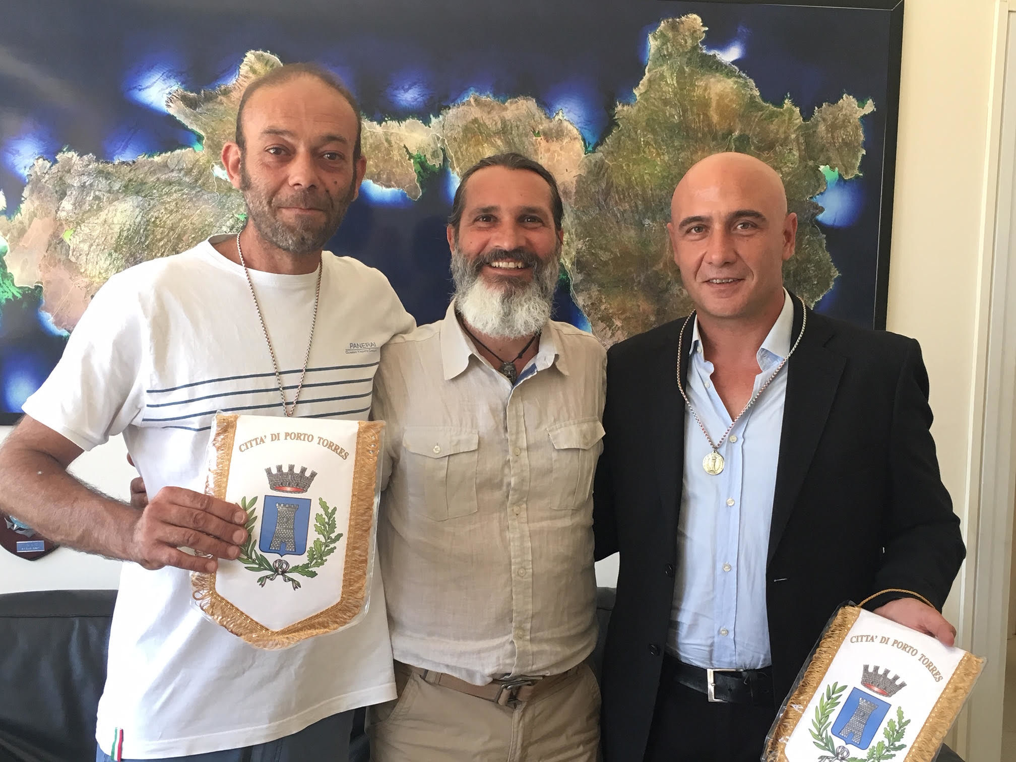 Porto Torres, il sindaco premia i due eroici cittadini per il salvataggio di un pericoloso incendio