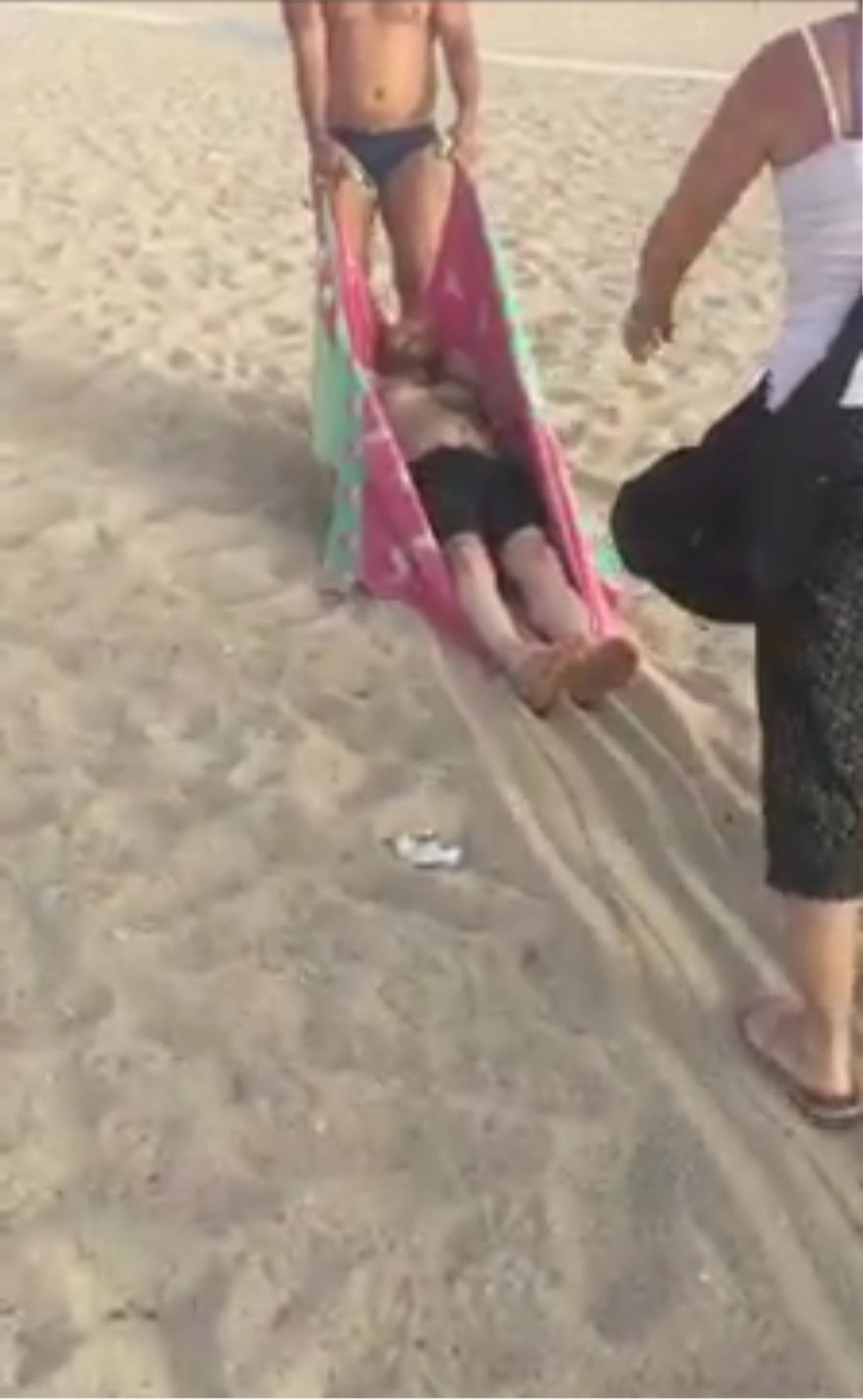 Incredibile disavventura per un disabile a Gonnesa: trascinato su un asciugamano per accedere alla spiaggia