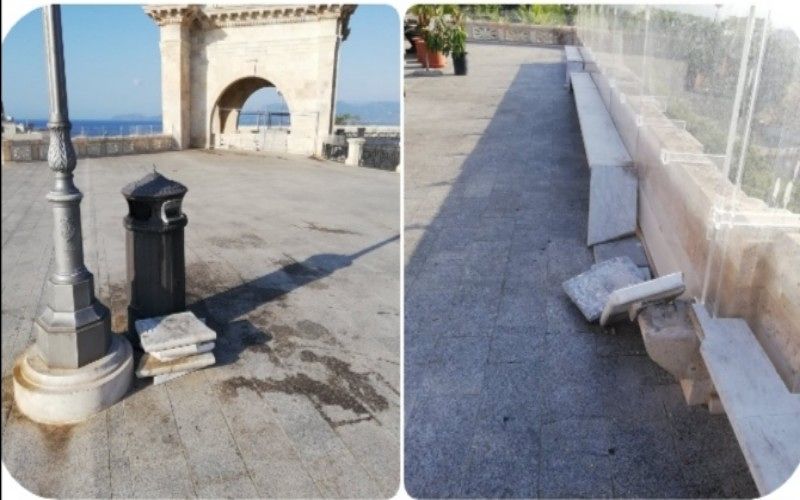 Cagliari, vandali scatenati al Bastione: lastre spaccate e tappeto di bottiglie sulla scalinata