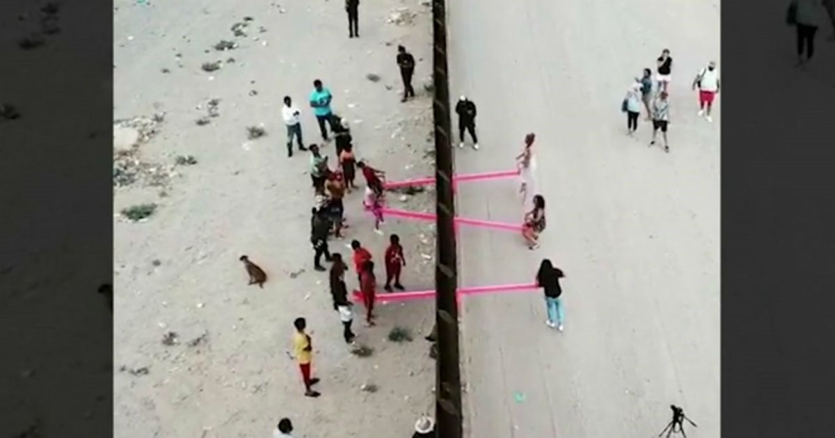 Usa-Messico, l’altalena rosa dei bambini che abbatte il muro