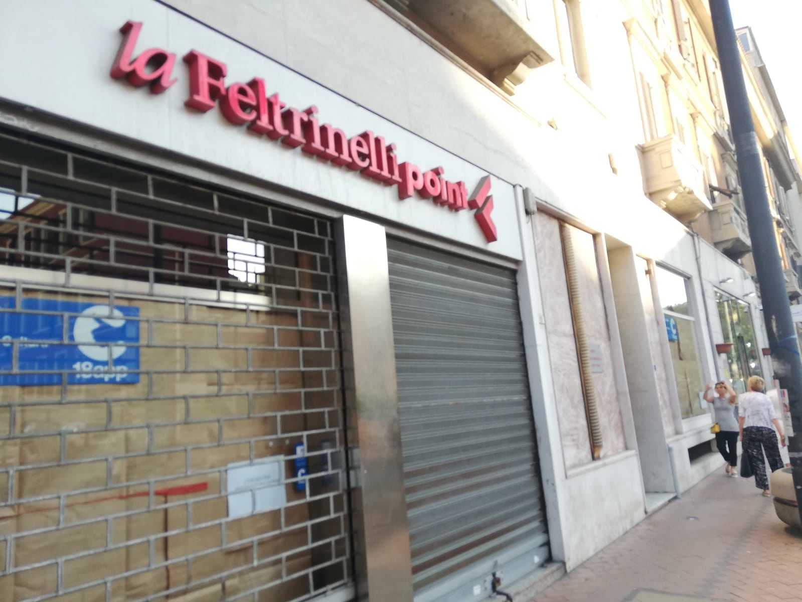 Feltrinelli lascia Cagliari e l’online tartassa le librerie: “Ormai i libri sono venduti anche nei market”