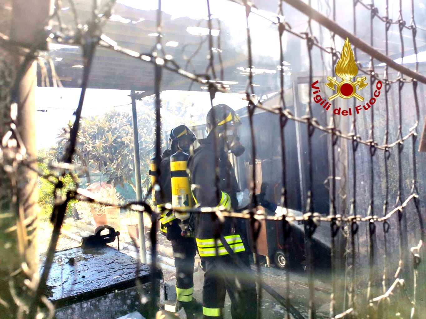 Fuoco e paura davanti al Policlinico di Monserrato, fiamme vicinissime a delle bombole di gpl