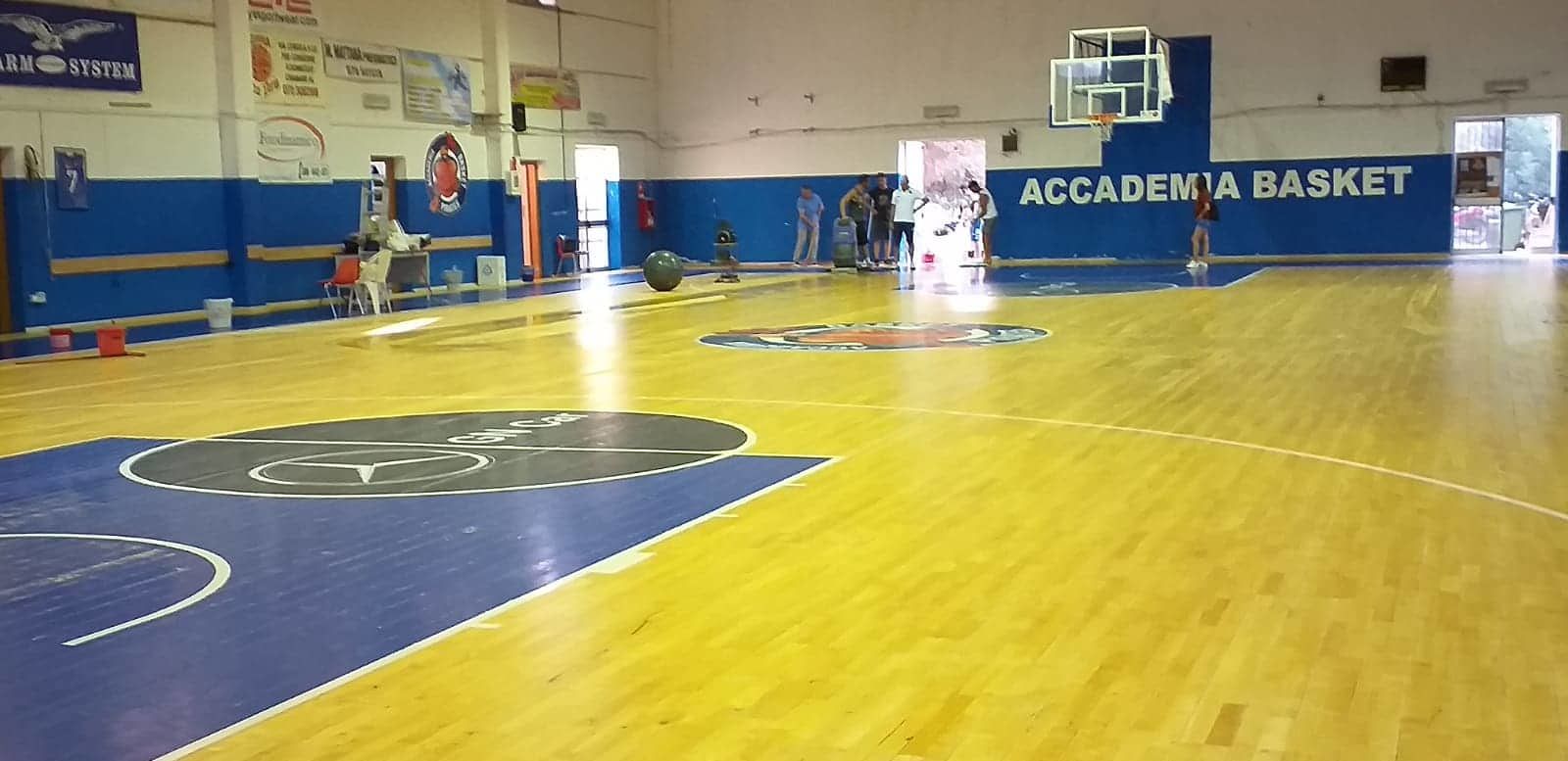 Sestu, dopo il raid vandalico dirigenti e giocatori “riparano” il PalaMellano: “Nessuno ci fermerà”