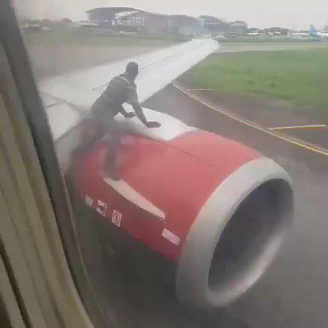 Uomo si arrampica sull’ala dell’aeroplano prima del decollo: il video virale su Whatsapp