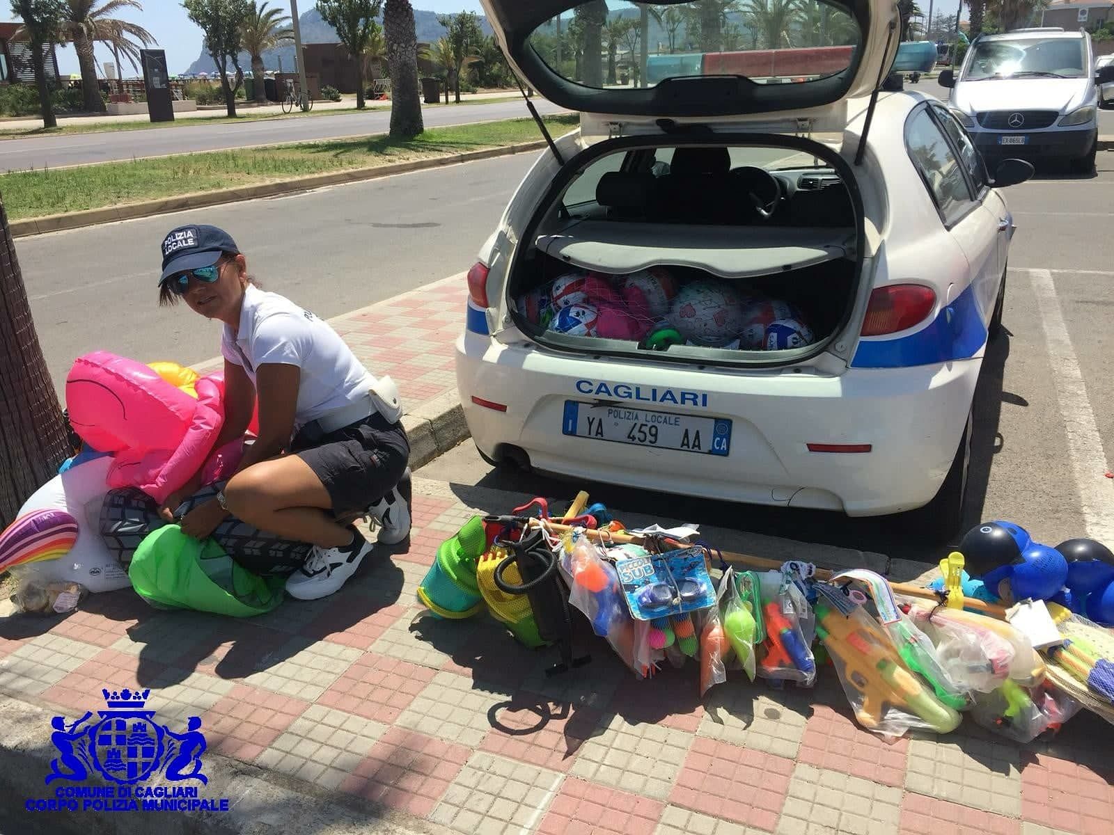 Cagliari, la municipale al Poetto: ambulanti in fuga abbandonano la merce in spiaggia