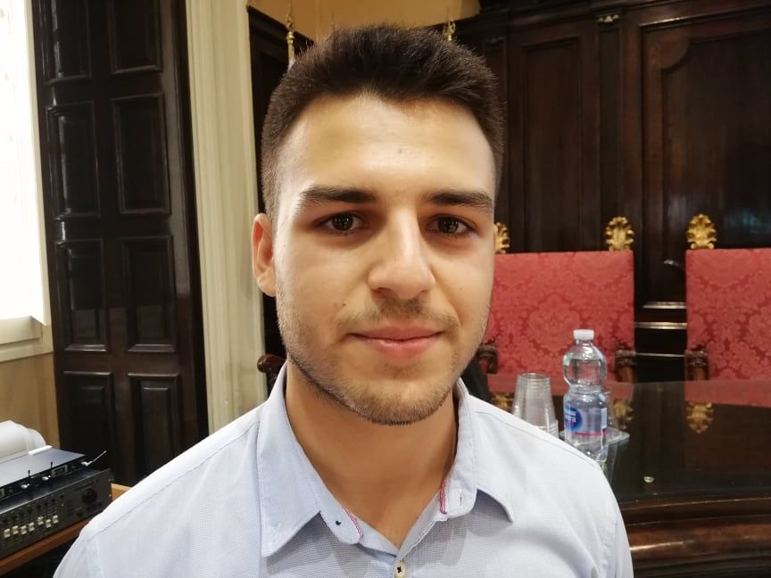 Andrea, laureato con lode a Cagliari: “A Barcellona contratto indeterminato, qui sottopagato a 500 euro”