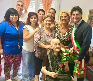 Festa e medaglia del Comune per Anita: la nonnina di Cagliari compie 103 anni