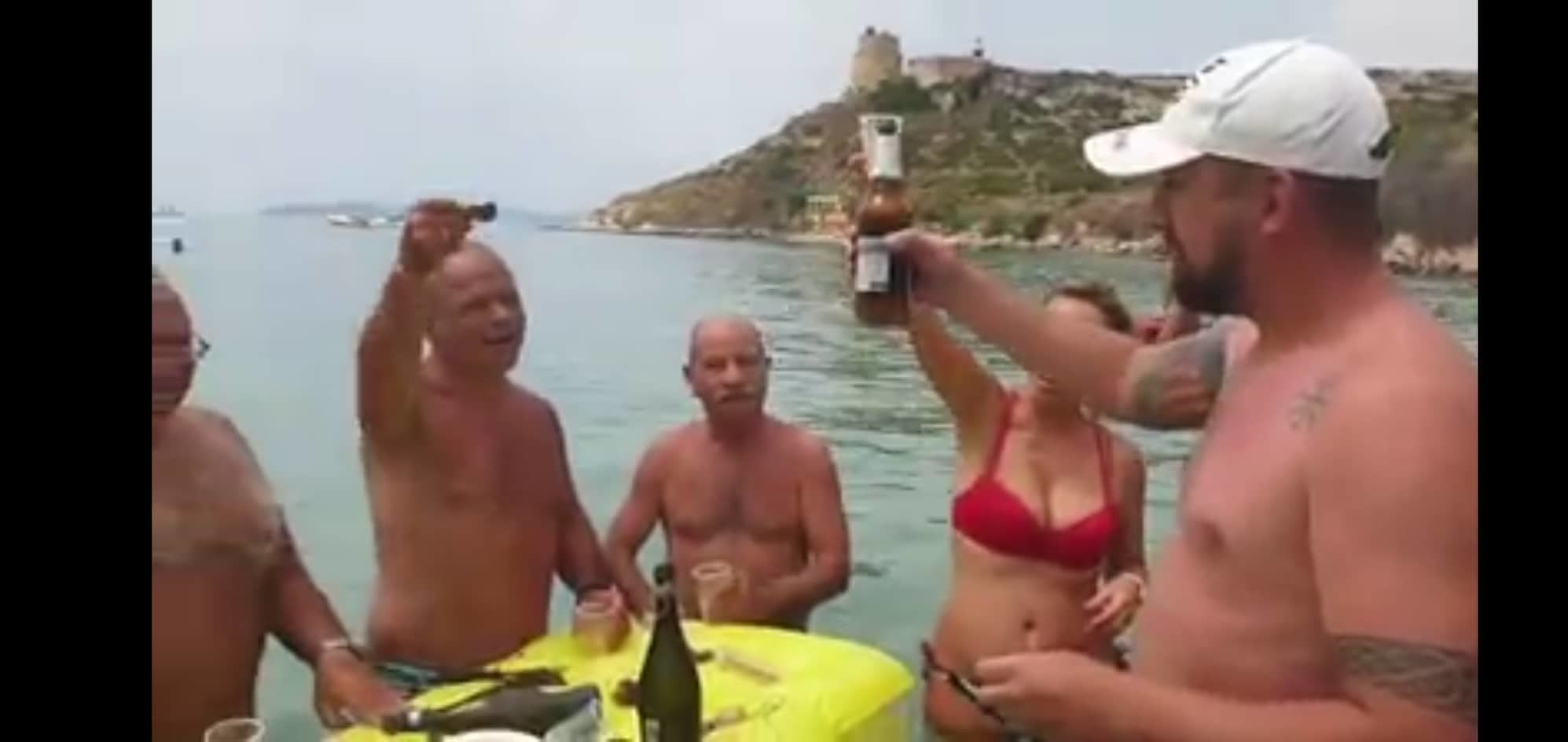Cagliari, aperitivo in acqua a Calamosca: i sardi “cumbidano” i turisti russi