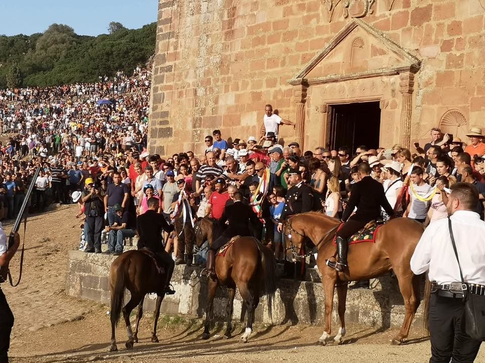 Sardegna, in migliaia per l’Ardia: sotto il sole la magia della festa che si rinnova a Sedilo