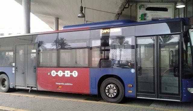 Sardegna, studenti contro la giunta regionale: “Non tagliateci gli sconti per gli autobus”