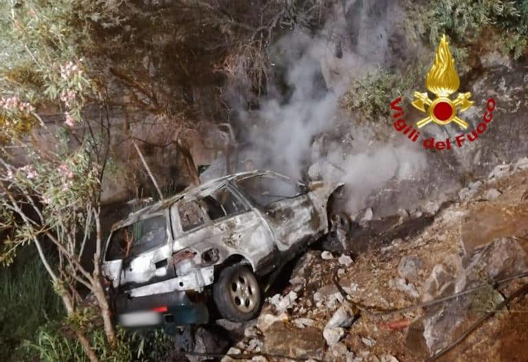 Pauroso incidente a Domusnovas, auto “vola” per 5 metri e prende fuoco: un ferito gravissimo