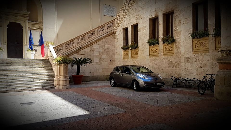 Cagliari, la Ghirra non vuole lì l’auto di Truzzu: “L’atrio del Municipio diventa il suo parcheggio privato”