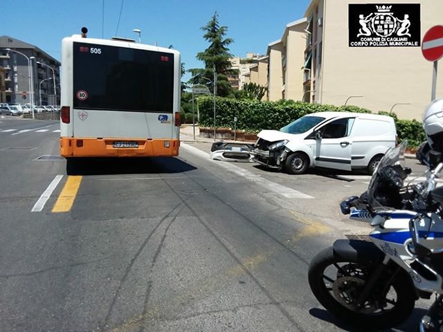 Cagliari, furgoncino guidato da un 58enne non dà la precedenza e si schianta sul bus Ctm: feriti due passeggeri