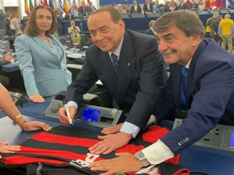Berlusconi-show al Parlamento Ue, autografa la maglia del Milan e scatta selfie