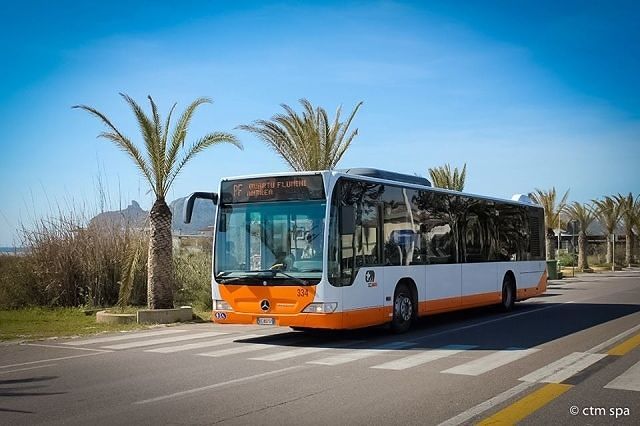 Cagliari, seminudo si ferma in mezzo a viale Poetto e blocca il bus