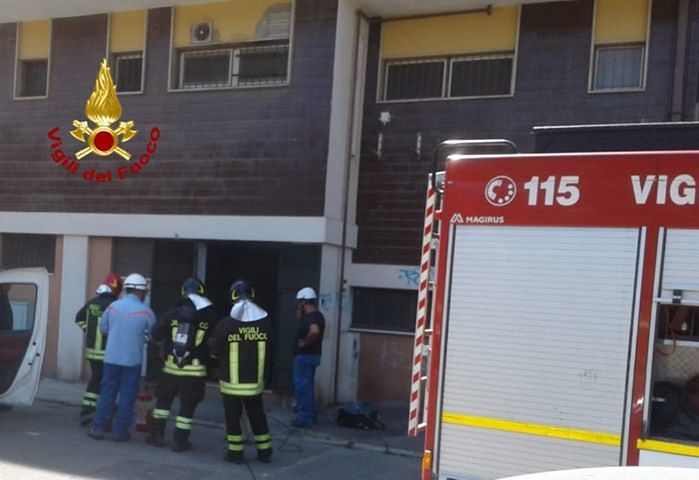 Cagliari, va a fuoco una cabina elettrica in via Mattei: sul posto la squadra Vigili del Fuoco