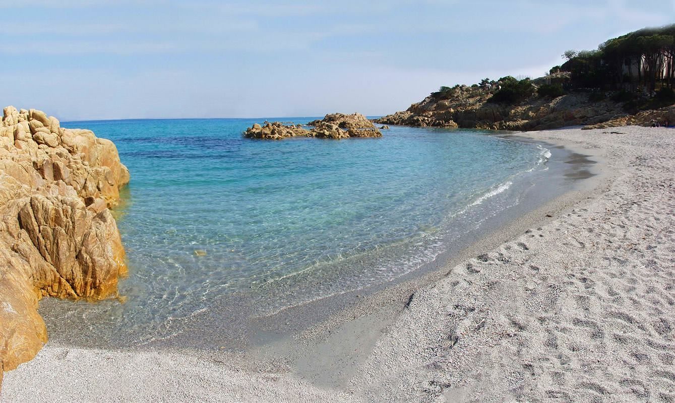 Cala Liberotto, muore in spiaggia davanti ai bagnanti: ancora una tragedia sulle spiagge sarde