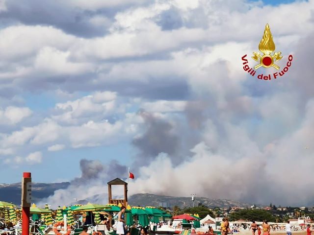 Da Mara a Quartucciu, l’inferno di fuoco e la paura al Poetto: cronaca di una domenica in scacco ai piromani