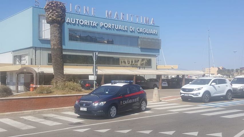 Cagliari, furti nella auto in via Roma: i carabinieri scoprono e denunciano due minorenni