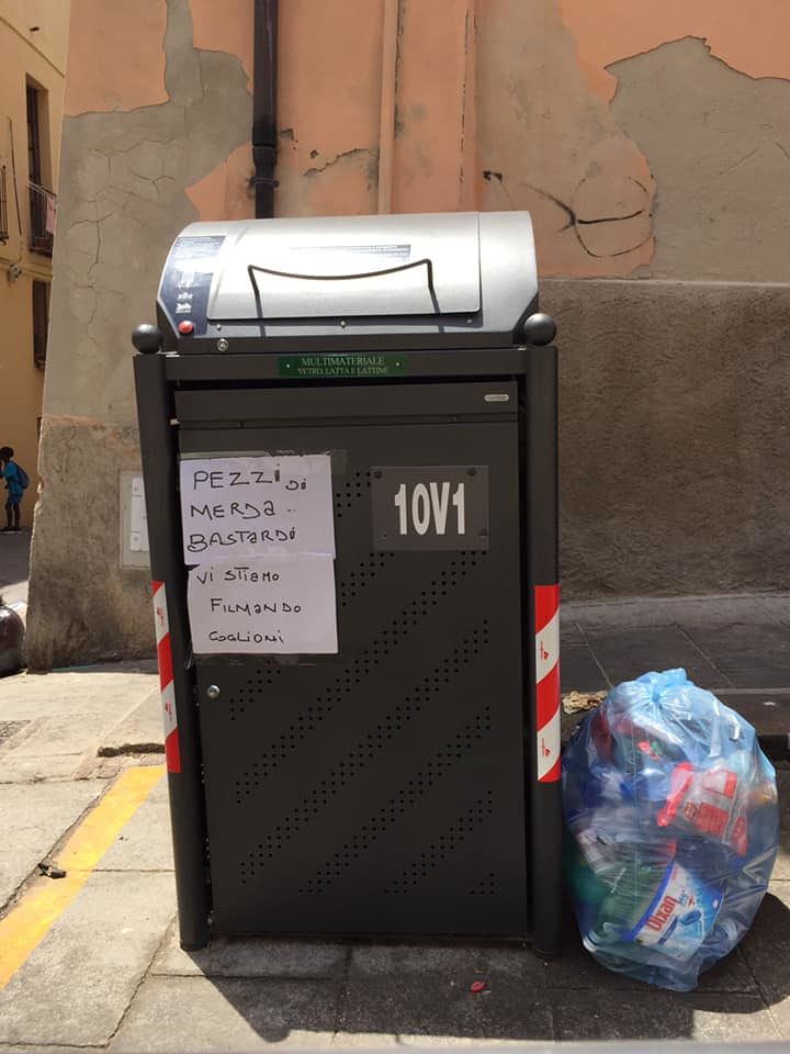 Cagliari, guerra tra residenti e cafoni della spazzatura alla Marina: “Vi stiamo filmando”