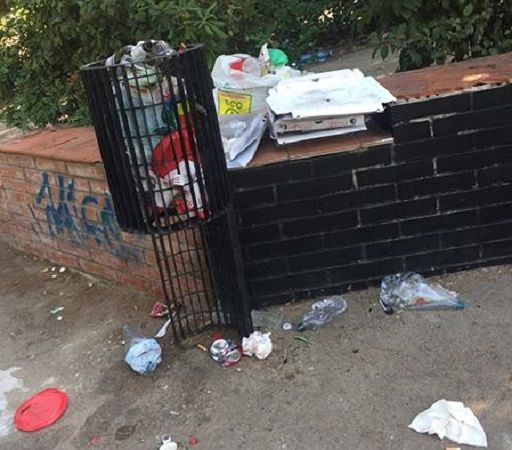 Rifiuti, zanzare e puzza al parco del Cep a Cagliari, abitanti in rivolta: “E’ una discarica”