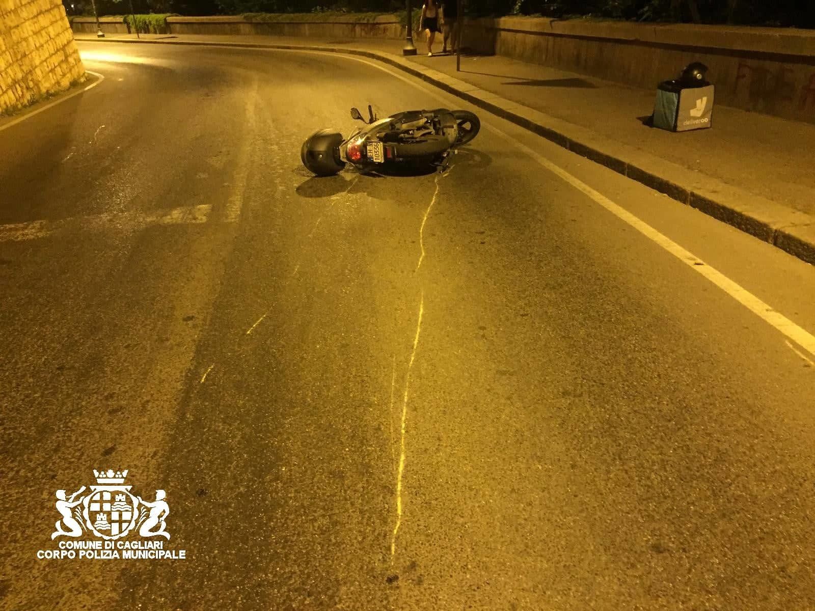 Bus perde lubrificante in strada, incidenti a Cagliari: motociclisti scivolano sull’asfalto a Castello