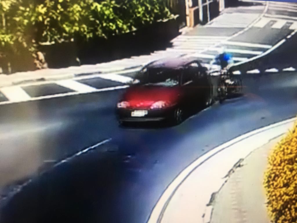 Furbetto in auto travolge un ciclista a Monserrato e scappa alla rotatoria: incastrato dalle telecamere