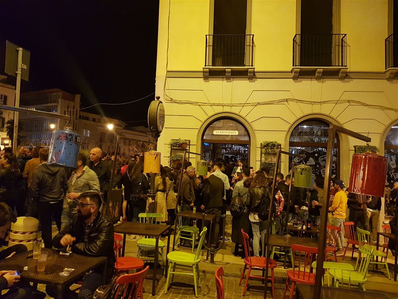 Cagliari, c’è la processione: il Comune stoppa la movida. Via tutti i tavolini dal Corso
