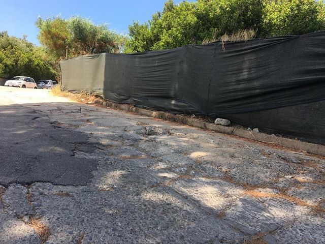 Costa Rei, strade “lunari” accanto al villaggio dorato delle vacanze: “Situazione pericolosa”