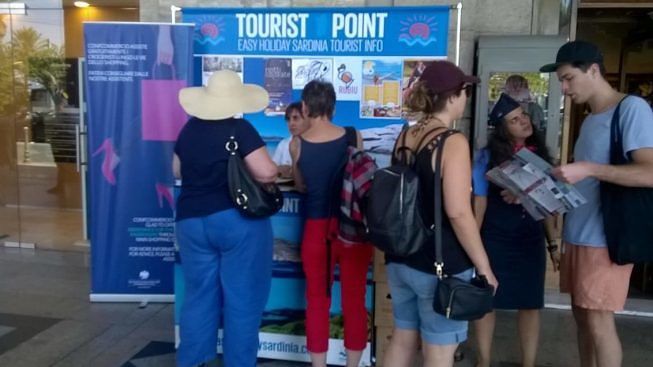 Croceristi in “tour” tra Cagliari e Olbia: “Scendono dalle navi e non fanno acquisti? L’accoglienza però è ottima”