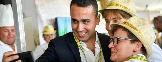 Di Maio: “Basta Coca Cola, nei distributori a scuola mettiamoci il succo d’arancia”