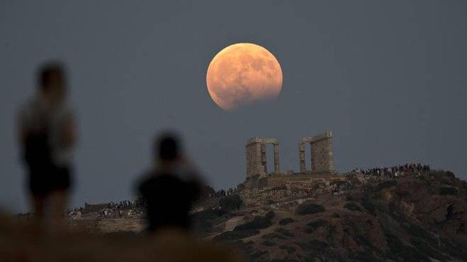 La Luna si tinge di rosso, a Cagliari e in Sardegna tutti con il naso all’insù per l’eclissi