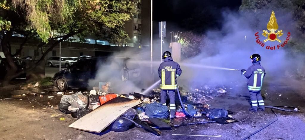 Sant’Elia, porta a porta di fuoco: cumuli di rifiuti in fiamme nella notte e l’incendio brucia anche un’auto