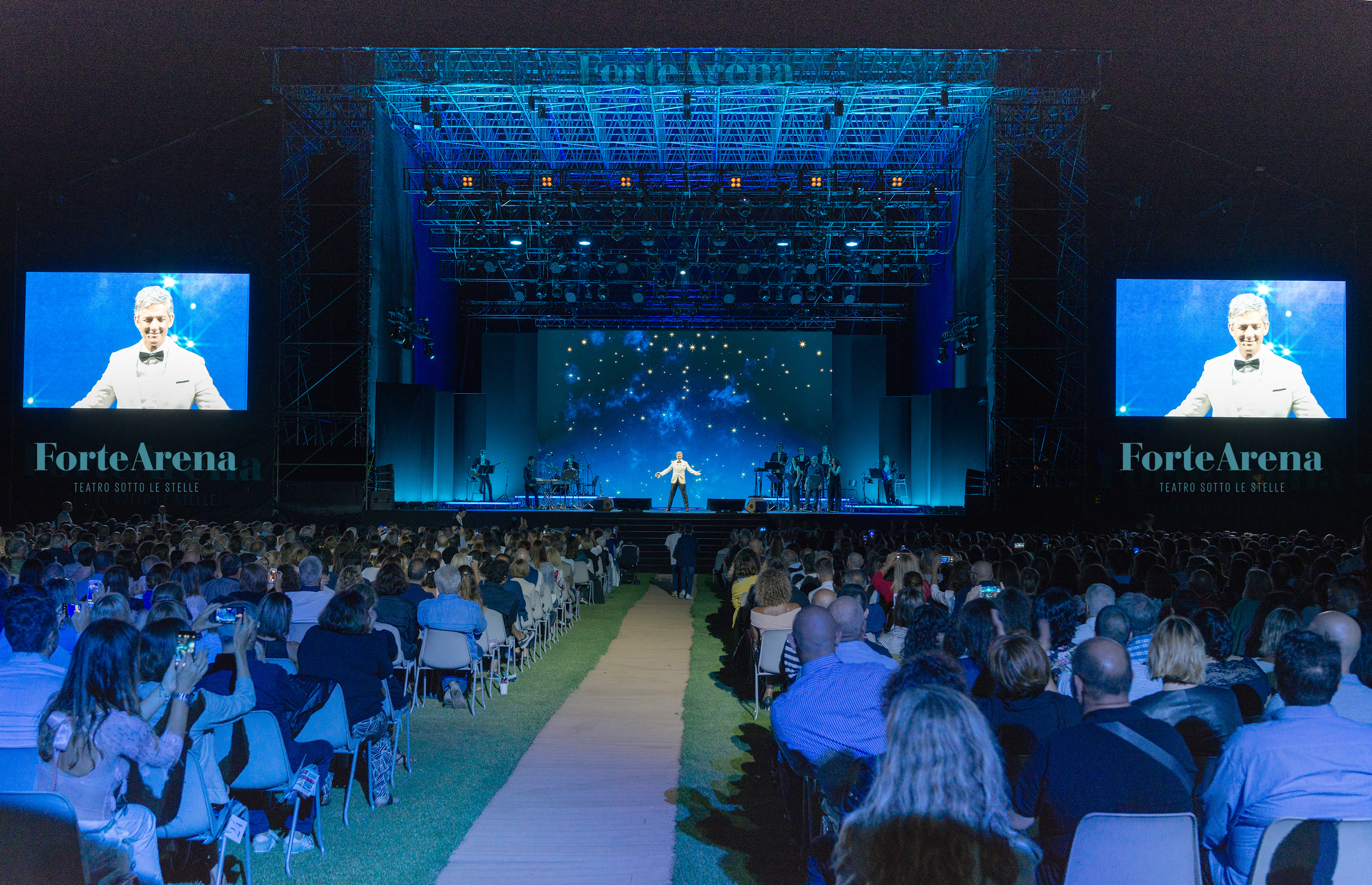 Fiorello, Forte Arena stregata dal suo show: gags da brivido in due ore e mezzo di magia