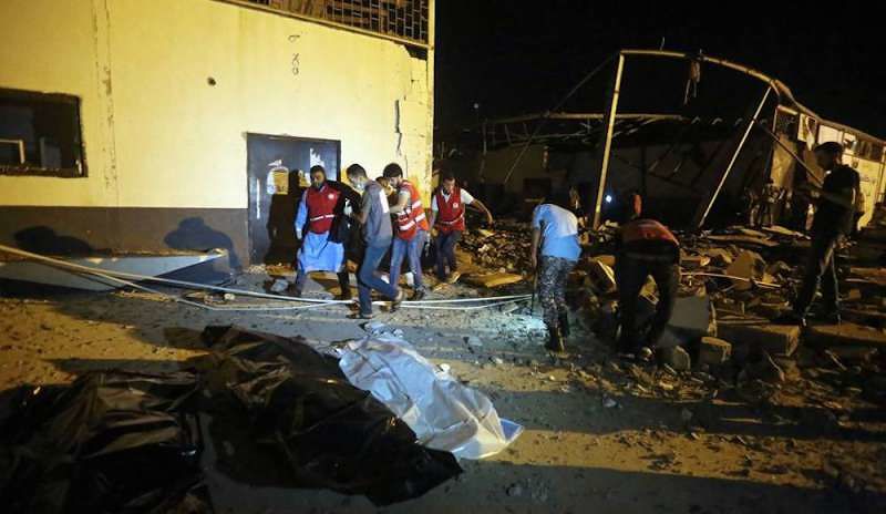 Bombardato un centro di detenzione per migranti in Libia: almeno 40 morti