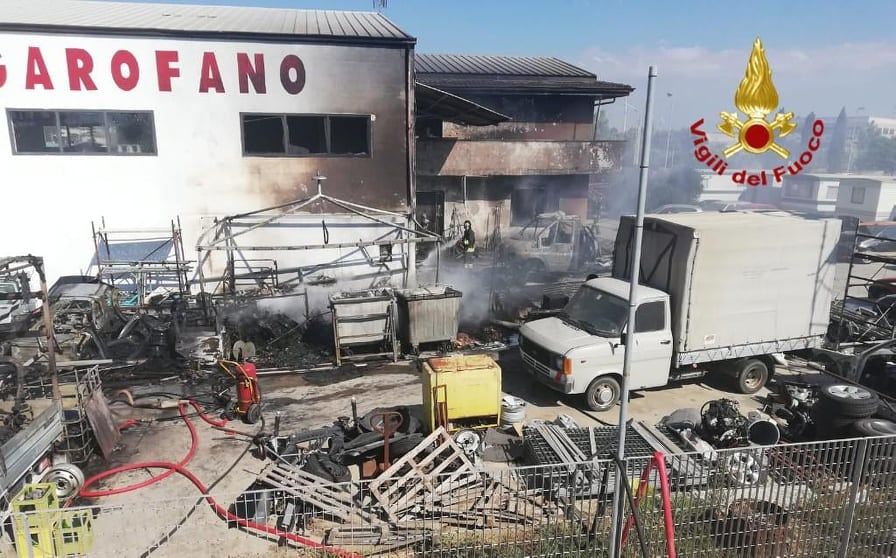 Paura a San Gavino, incendio in un’officina: colpiti capannone, uffici e attrezzature