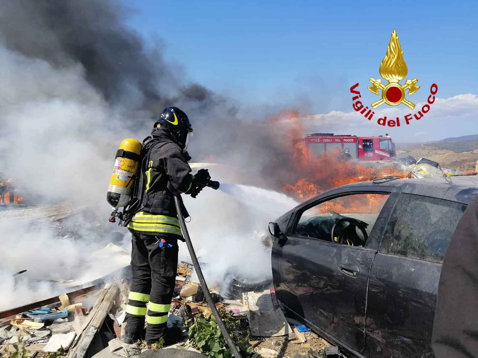 Settimo, maxi incendio nell’ex campo nomadi: nel rogo rifiuti, carcasse d’auto e bombole