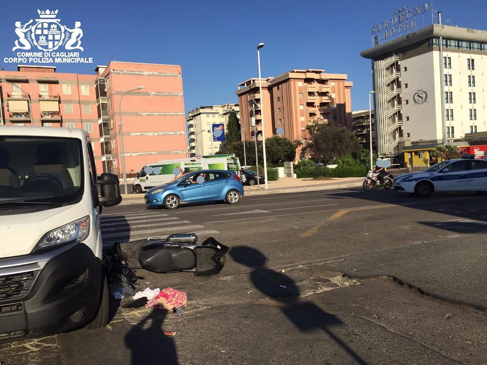 Incidente alle porte di Cagliari: furgone contro scooter in via Dolcetta, un ferito grave