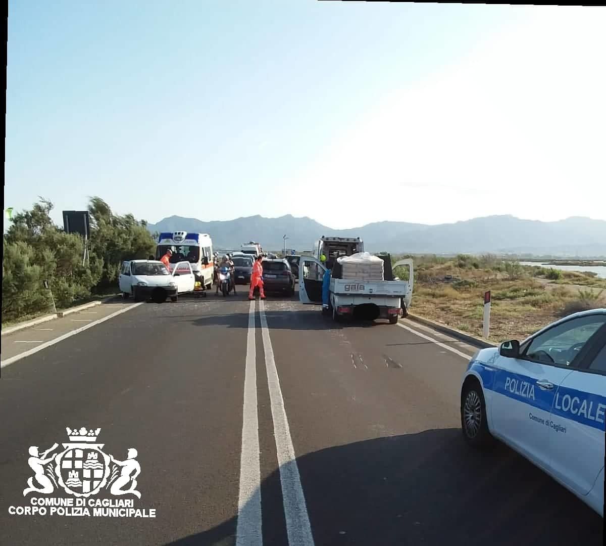 Cagliari, autocarro tampona un’auto sulla 195: due feriti