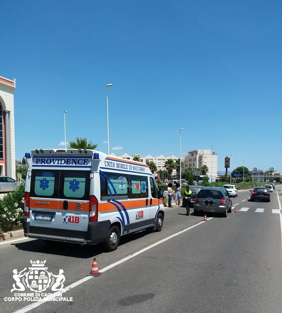 Cagliari, incidente in via Peretti: auto tamponata travolge una donna sulle strisce pedonali