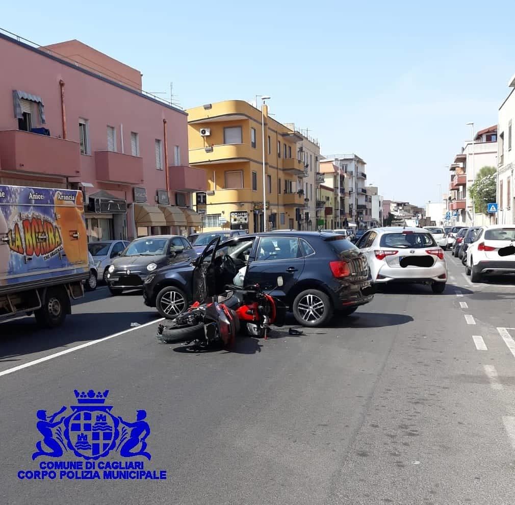 Cagliari, auto esce del parcheggio e colpisce una moto in corsa: ferito un centauro a Pirri
