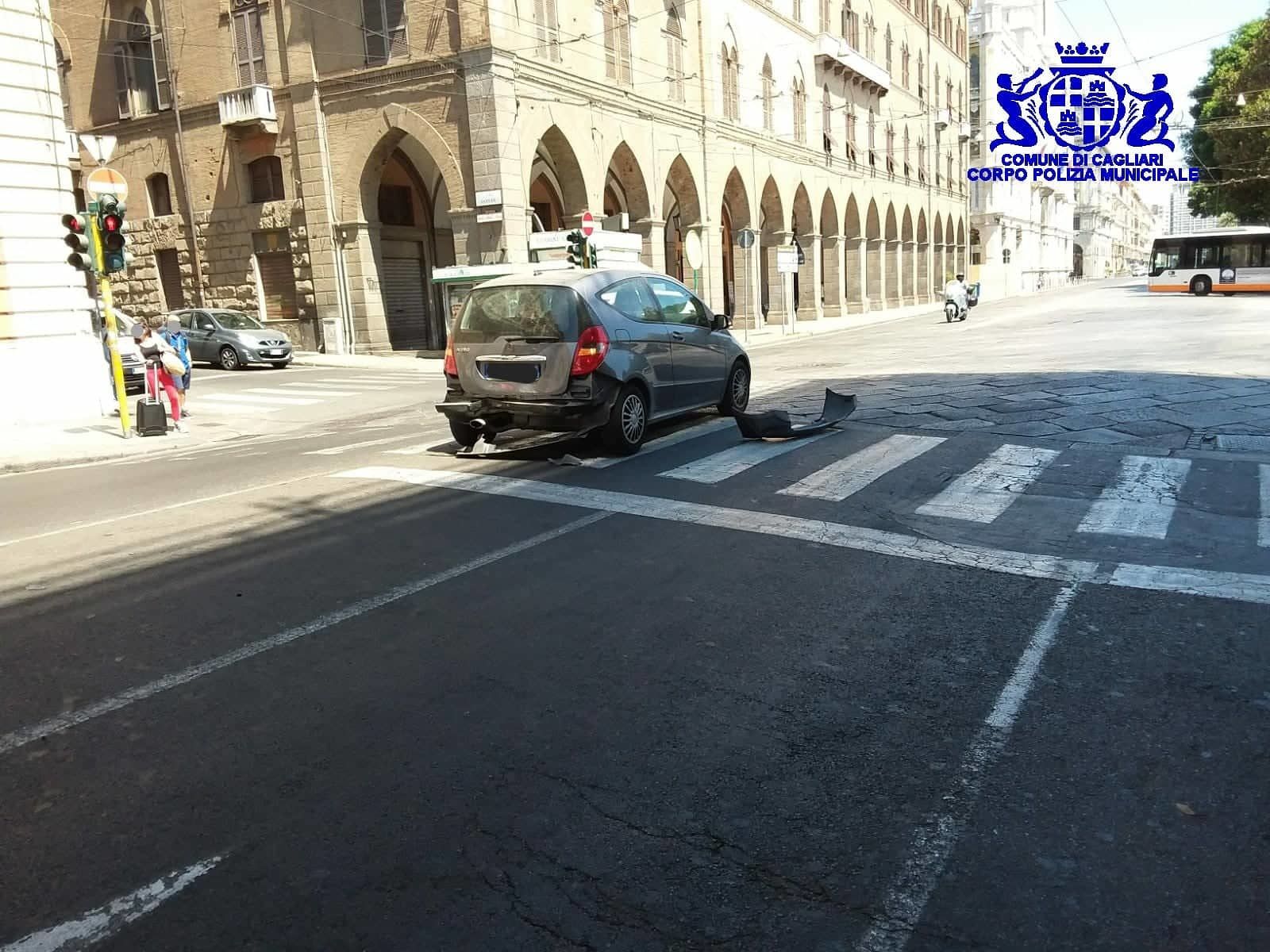 Cagliari, tampona un’auto in via Roma e fugge: ferita una donna, polizia a caccia del pirata