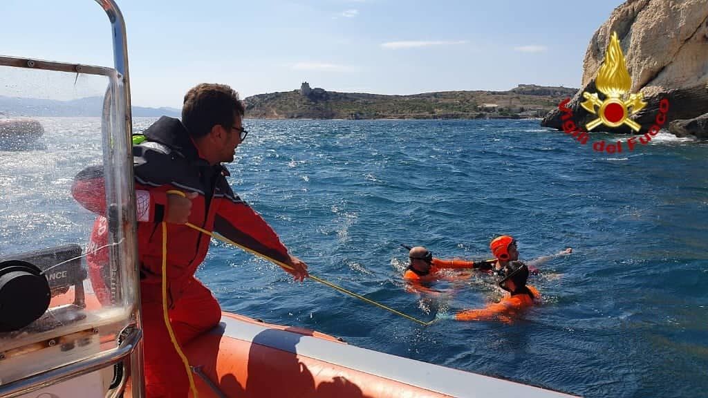 Paura a Cagliari, kayak si ribalta a Calamosca: canoista salvato dai Vigili del fuoco