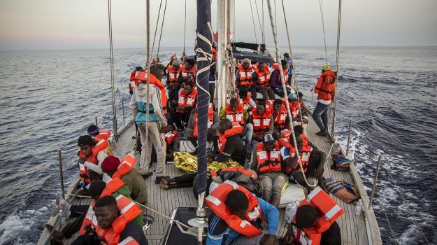 Nave Alex, sbarcati a Lampedusa tutti i migranti. Salvini: “Attacco al Governo italiano”