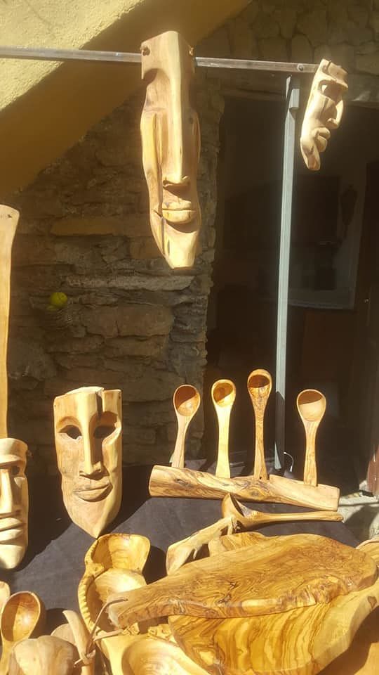 Costa Rei, ladri senza cuore rubano le maschere in legno di un artista: “Il lavoro della mia vita…aiutatemi”