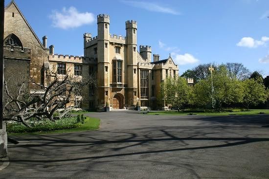 Londra, cadavere cade da aereo in atterraggio in un giardino in periferia