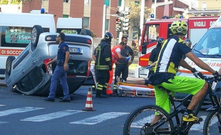 Cagliari, paura nel Largo Gennari: auto si ribalta, due feriti portati via in ambulanza